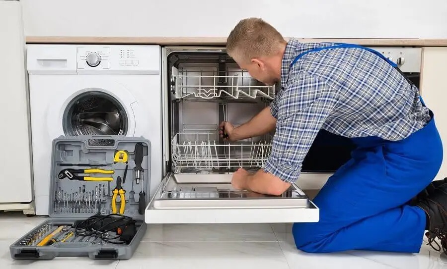 Taraklı Daikin servisi teknisyen ekibi beyaz eşya tamiri yaparken
